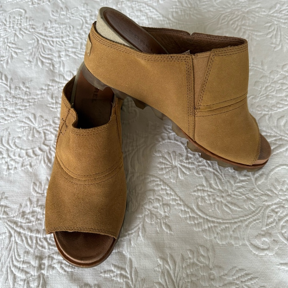 SOREL Wedge Suede Leather Tan Peep-Toe Lug Sole Mule Sandals size 9